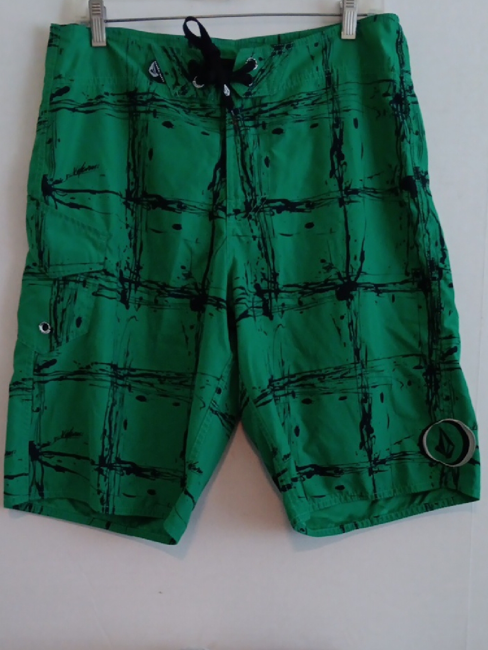 VOLCOM MEN'S GRERN PLAID SWIM TRINKS SIZE 32